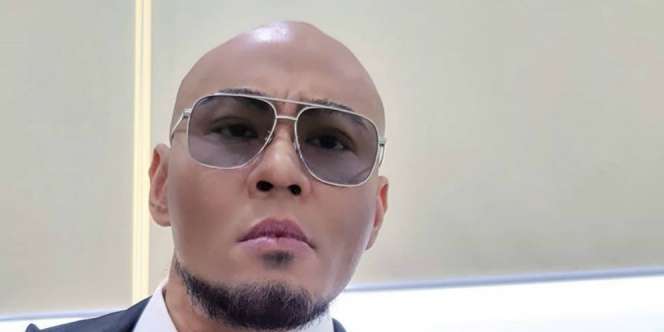Deddy Corbuzier Pasang Billboard Raksasa Khusus untuk Ivan Gunawan 