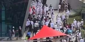 Video Lautan Manusia Jemput Habib Rizieq di Bandara Soakarno Hatta