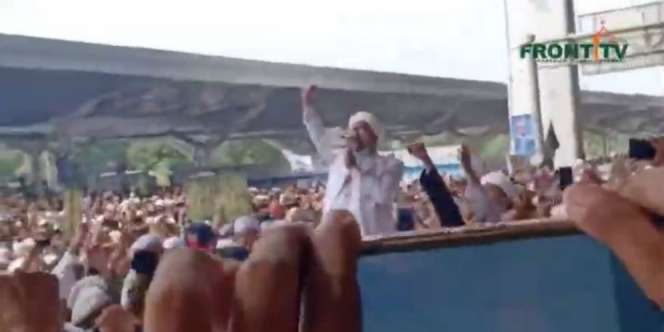 Rizieq Shihab Sapa Massa FPI Sebelum Tinggalkan Bandara 
