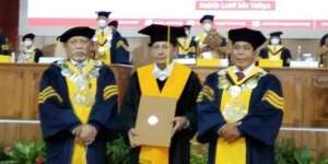 Habib Lutfi Terima Gelar Doktor Honoris Causa dari Unnes