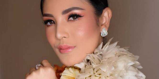 Gaya Nyentrik Nindy Ayunda, Padukan Baju 'Bantal' dan Belt Mewah