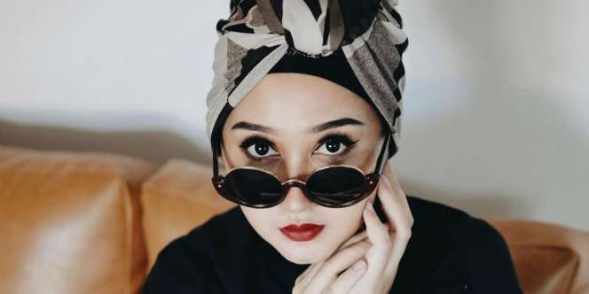 Padu Padan Dress Klasik dan Camisole ala Dian Pelangi