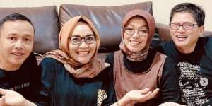 Santai Banget, Orang Tua Ayu Ting Ting dan Aditya Jayusman Ngemper di Lantai