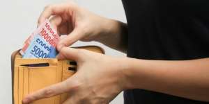 Punya Utang, Lunasi atau Bangun Dana Darurat Dulu?
