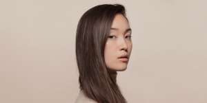 3 Tips Membuat Tren Glass Hair di Rumah