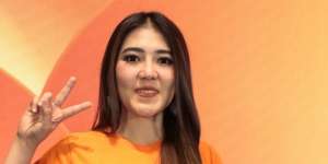 Penampakan Sosok Misterius di Foto Via Vallen Berhijab