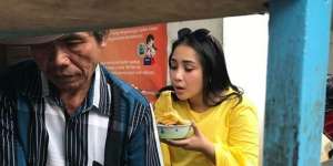 Jauh dari Kesan Mewah, Deretan Selebriti Ini Makan di Emperan