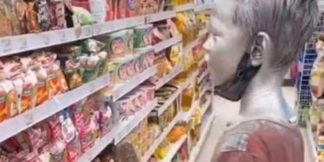 Bikin Mewek! Bocah 'Manusia Silver' Beli Mie Instan Buat Ibu Pakai Receh