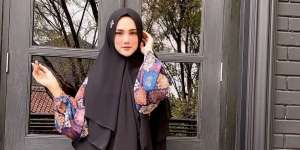 Main Tenis Pakai Gamis, Mulan Jameela Jadi Sorotan