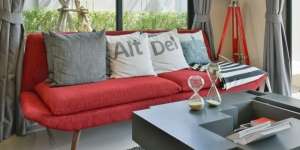 Sofa Warna Marun, Tonjolkan Suasana Elegan