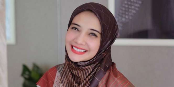 Makin Kece Saat Hamil, Gaya Zaskia Sungkar Pakai Outfit Kolaborasi Vivi Zubedi