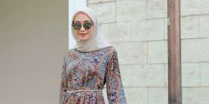 Trik Padukan Belt dengan Hijab Outfit ala Selebgram Mega Iskanti