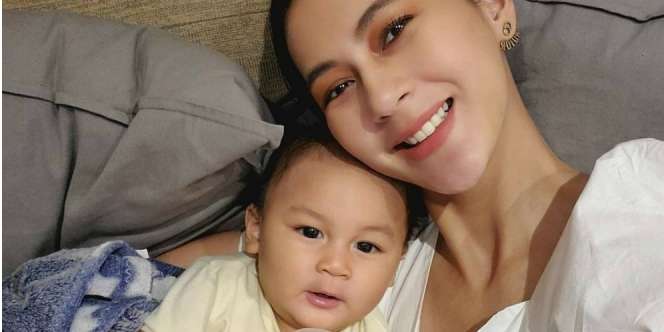 Pakai Kaus dan Sandal Jepit, Segini Harga Outfit Paula Verhoeven Momong Anak