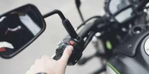 Punya Motor Injeksi Jangan Langsung Starter Sehabis Putar Kunci, Ini Alasannya