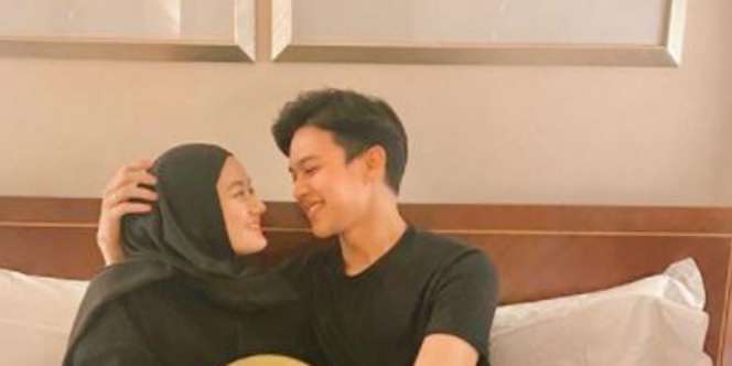 Foto Rey Mbayang dan Dinda Hauw Rayakan Ultah di Tempat Tidur Biki Fans Meleleh