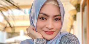 Cantik Bergaun Pengantin, Gaya Hijab Istri Sule Bikin Salfok