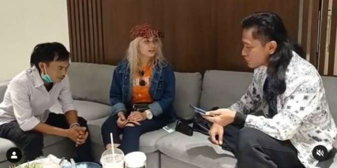 Detik-Detik Wanita Islandia Ucap Syahadat Dibimbing Gus Miftah