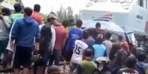 Detik-Detik Mobil di Blitar Tertabrak dan Terseret Kereta Terekam CCTV