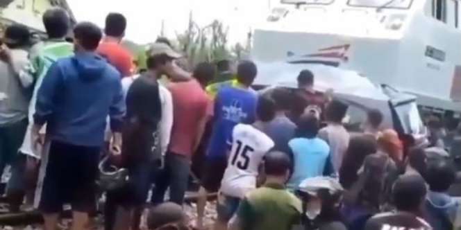 Detik-Detik Mobil di Blitar Tertabrak dan Terseret Kereta Terekam CCTV