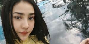 Mandi di Laut, Gaya Anya Geraldine Pakai Swimsuit Bikin Riuh