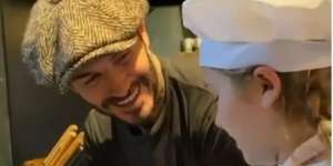 Bikin Meleleh, Papa Beckham Temani Putri Bungsunya Bikin Kue