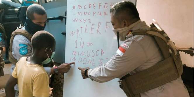 Potret Anggota Polri Bantu Anak-anak Afrika Belajar Membaca