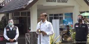 Jokowi Tinjau Simulasi Vaksinasi di Puskesmas Kota Bogor