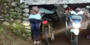 Lewati Terowongan Ini, Pemotor Terpaksa `Kayang`