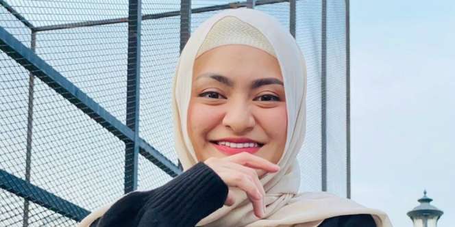 Gaya Hijab Modis Nathalie Holscher dengan Pleated Pashmina