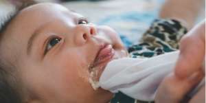 Terkena Tumpahan Gumoh Bayi, Apakah Termasuk Najis?