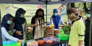 Istri Bos Tol Jusuf Hamka Jadi Pelayan Warung Nasi Kuning Gratis