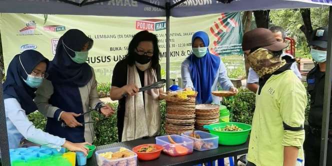 Istri Bos Tol Jusuf Hamka Jadi Pelayan Warung Nasi Kuning Gratis