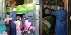 Bikin Merinding, Bocah Ini dengan Tegar Azani Jenazah Ibunya