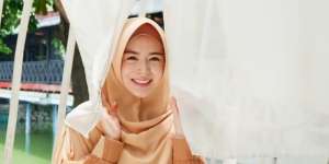 Gaya Modis Ayana Moon Padukan Hijab Instan dan Vest Klasik