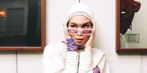Gaya Nyentrik Tantri Namirah Padukan Hijab dan Celana Pendek