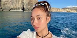 Tampil Berani, Gaya Modis Naomi Zaskia Pakai Beach Outfit