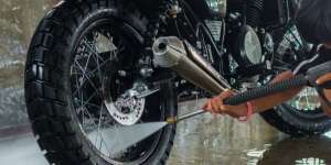Jangan Mencuci Motor Saat Mesin Masih Panas, Ini Risikonya