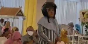 Sedih Tapi Kocak, Emak-Emak Lupa Lepas Helm Saat Kondangan di Gedung