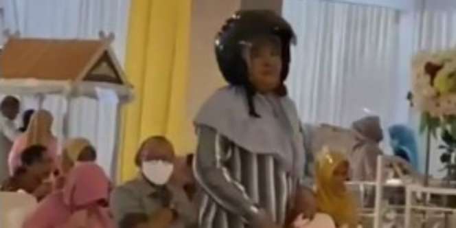 Sedih Tapi Kocak, Emak-Emak Lupa Lepas Helm Saat Kondangan di Gedung