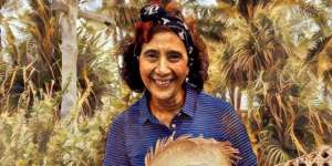 Bikin Heboh, Aksi 'Debus' Susi Pudjiastuti Menari di Atas Pecahan Piring