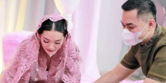 Zaskia Gotik Akhirnya Perlihatkan Wajah Bayinya