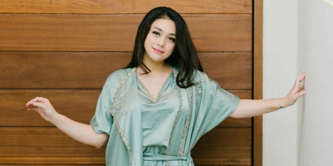 Lihat Pose Cantik Celine Evangelista yang Disebut Bikin Stefan Makin Lengket