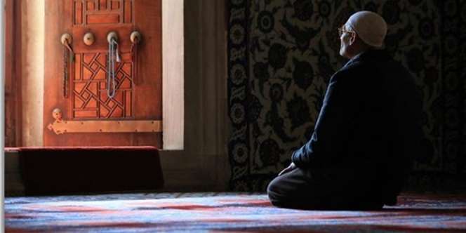 Doa Sholat Tahajud Latin Lengkap dengan Terjemahan dan Cara Mengerjakannya