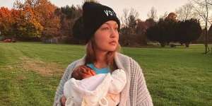 Gaya Gigi Hadid Momong Anak Pakai Piyama