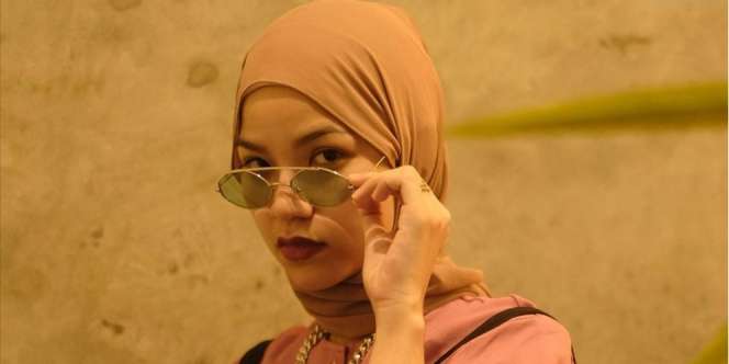 Padu Padan Unik Marsha Natika pakai Jeans Plisket