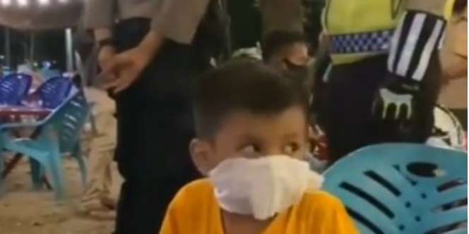 Panik Razia Masker, Aksi Si Bocah Sulap Tisu Jadi Masker Bikin Ngakak!