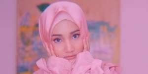 Gaya Modis Fatin Shidqia Padukan Hijab dan Puff Sleeve Kekinian