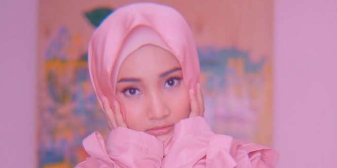Gaya Modis Fatin Shidqia Padukan Hijab dan Puff Sleeve Kekinian