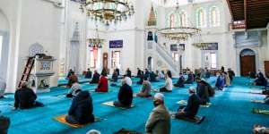 Akhirnya, UEA Gelar Sholat Jumat Perdana di Masa Pandemi