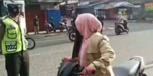 Marah Kena Tilang Polisi, Emak-Emak Teriak Takbir dan Langsung Kabur